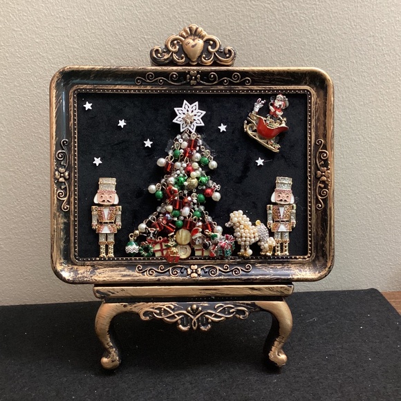 Hand crafted Christmas tree vintage upcycled jewelry art framed mantelpiece - Picture 1 of 8